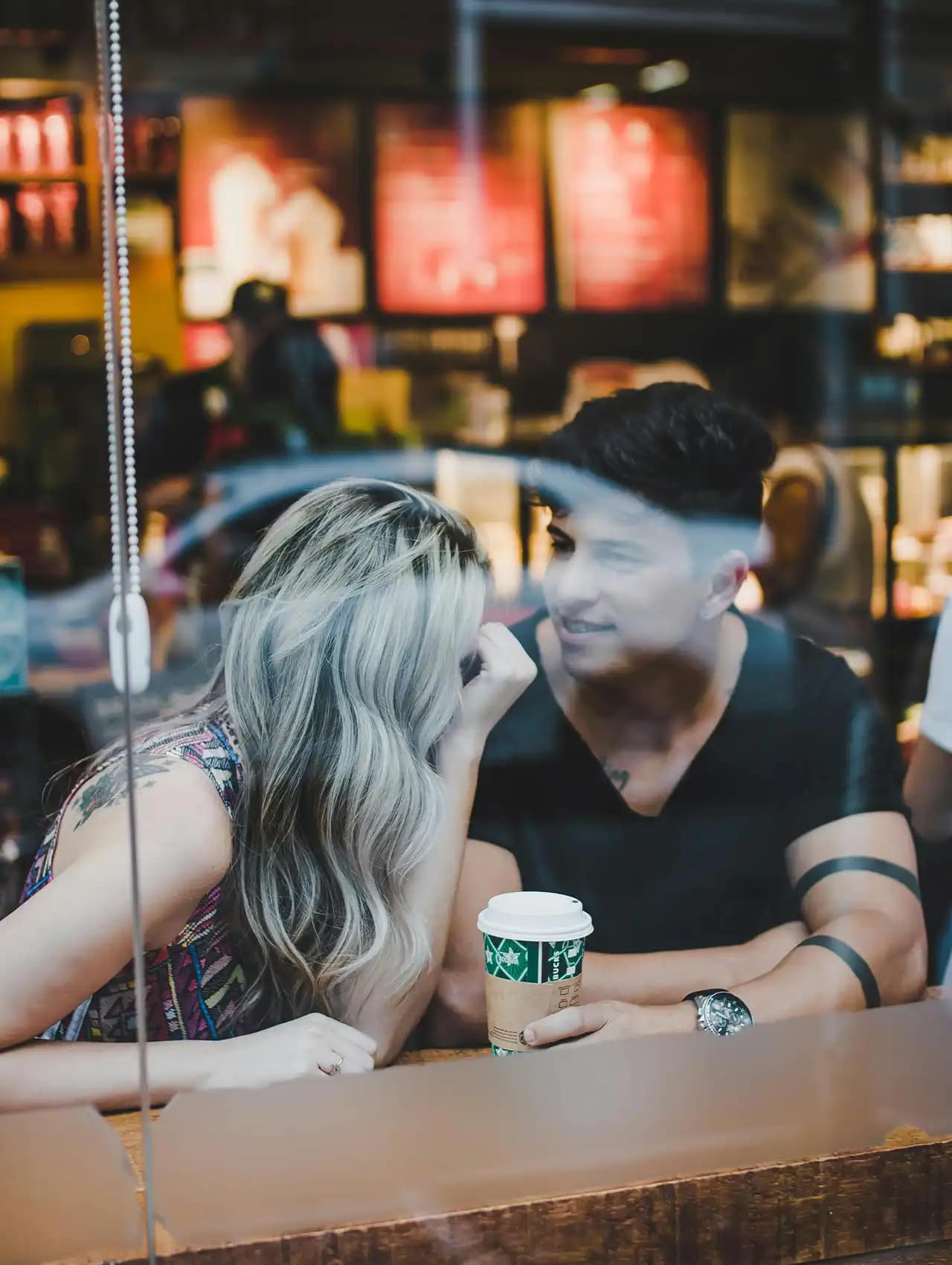 Pareja conversando en una cafetería, escena íntima sobre preguntas clave y límites en una relación