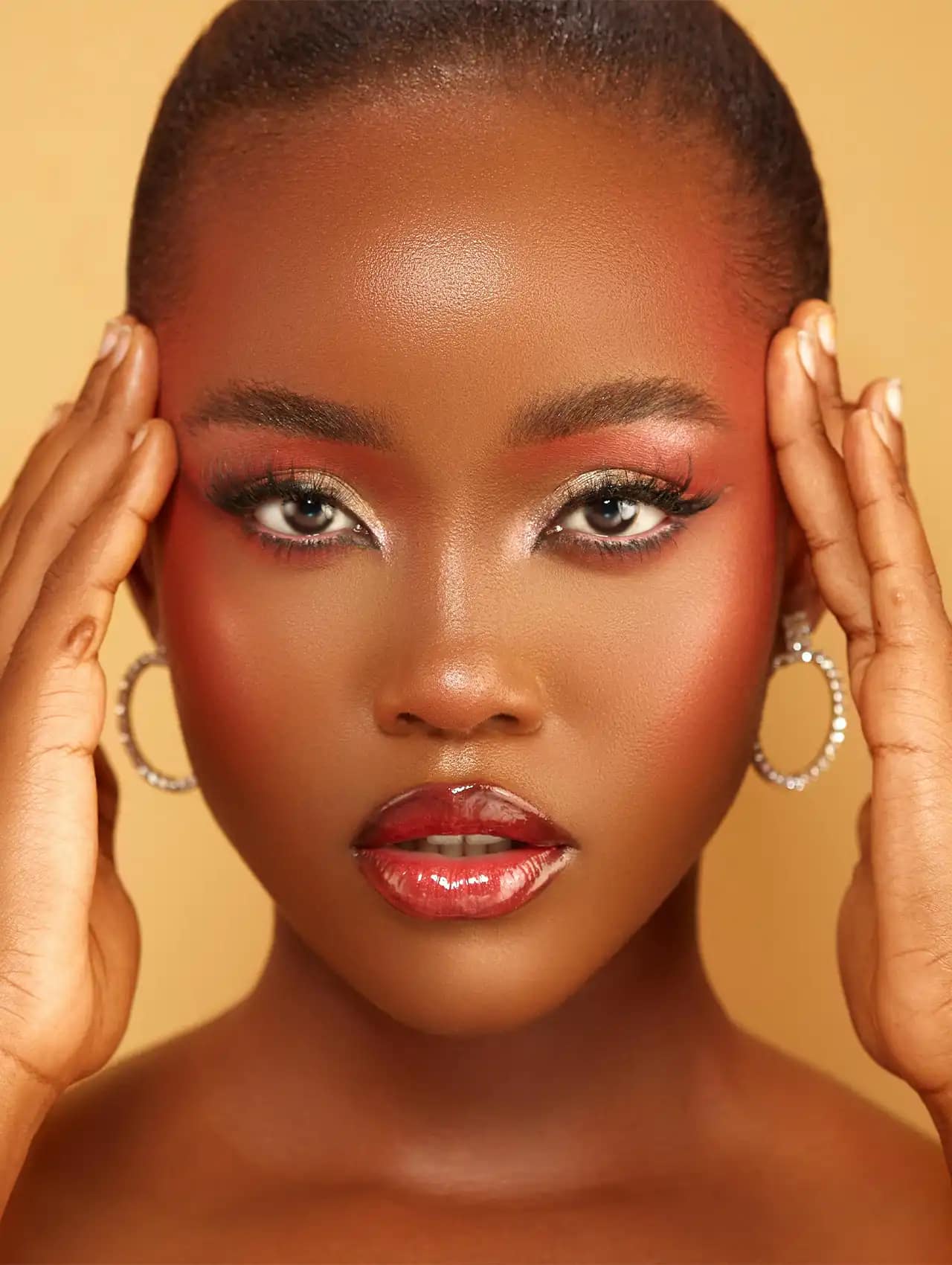 Primer plano de maquillaje Baby Skin con brillos en labios y ojos