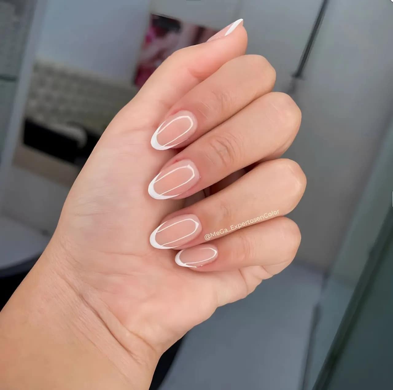 Diseños de uñas acrílicas con estilo francés moderno y línea blanca central
