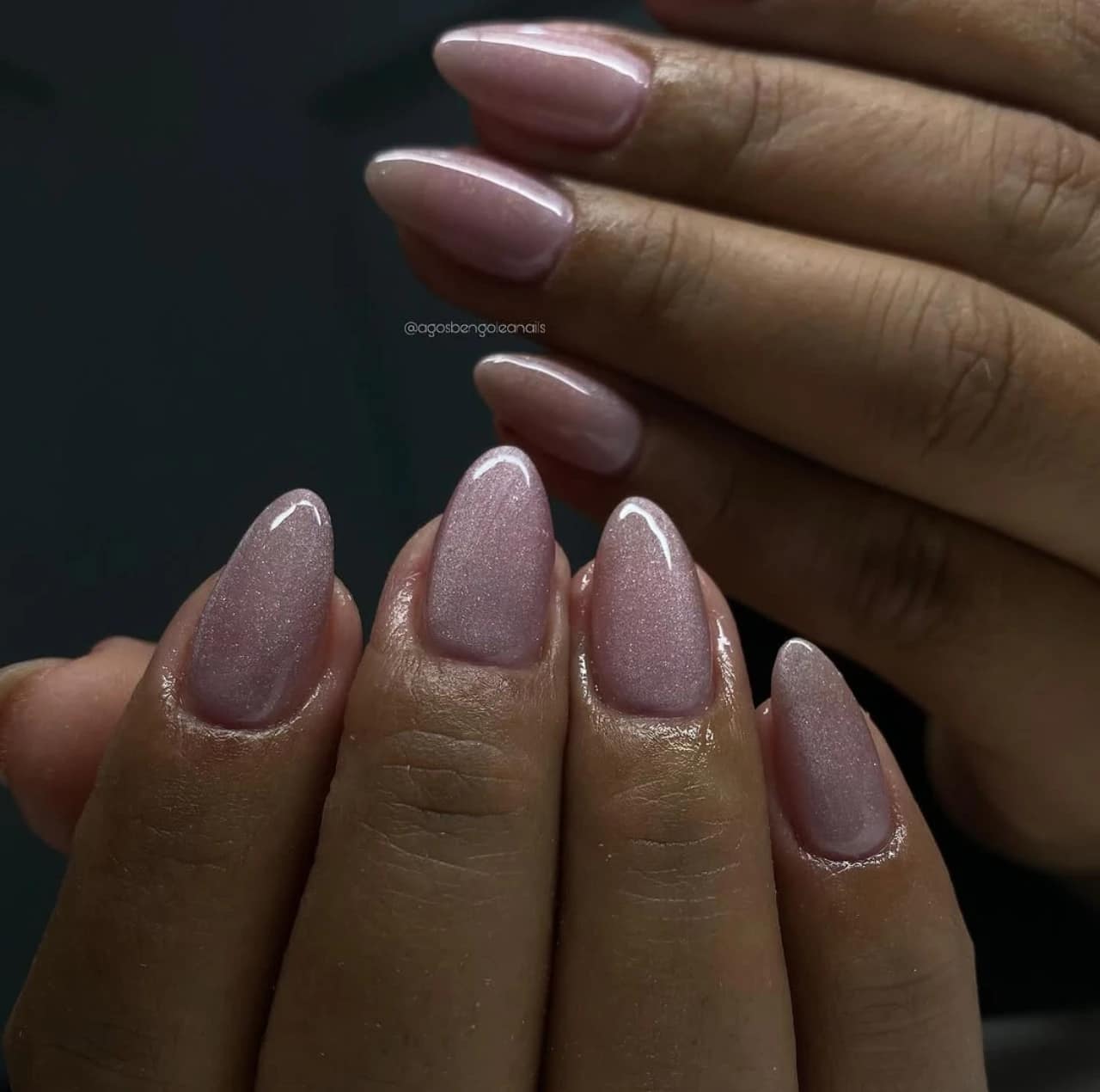 Diseño de uñas con brillo en tonos rosados elegantes.