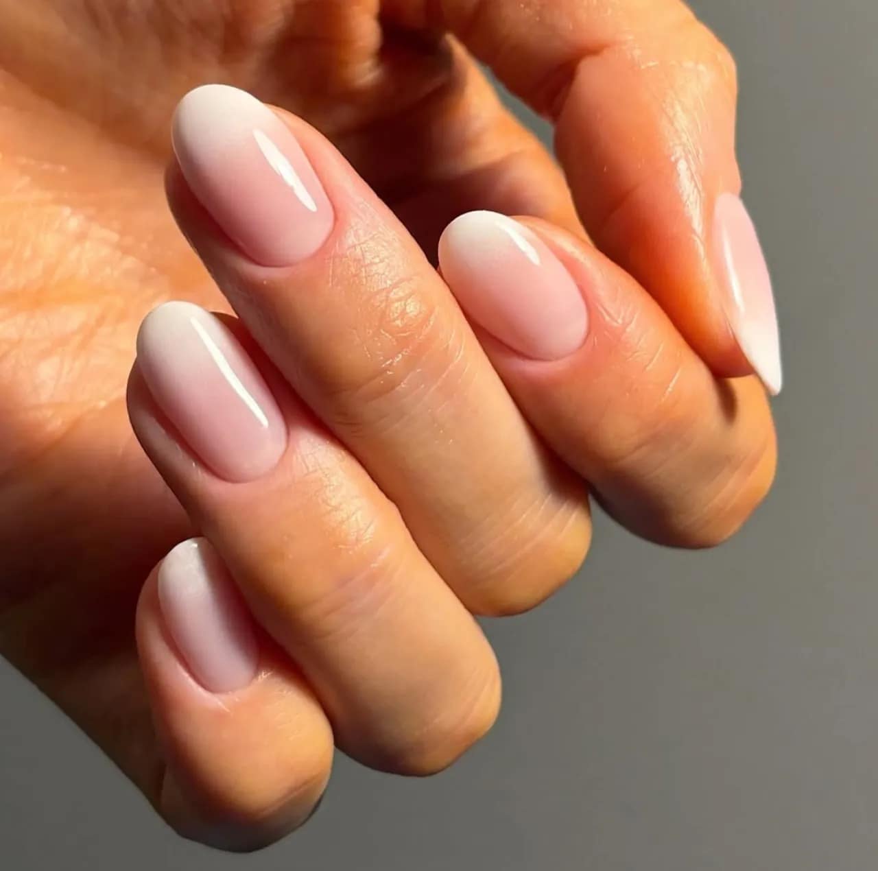 Diseño de uñas en tonos nude con efecto degradado u ombré.