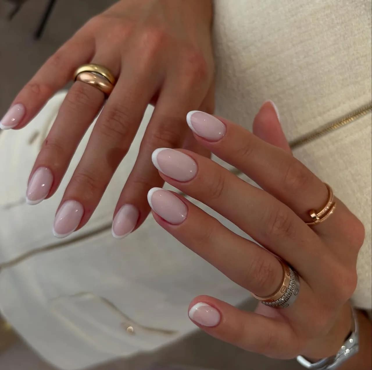Diseño de uñas con esmalte básico rosa y estilo francesa clásica.
