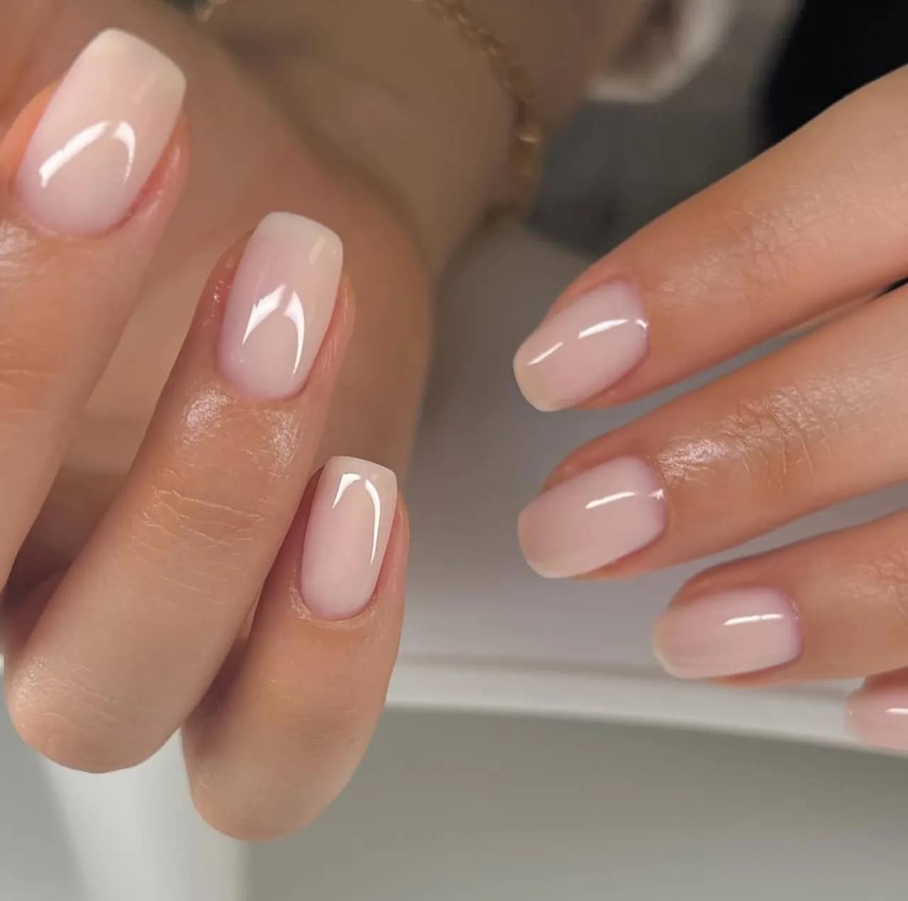 Diseños de uñas acrílicas cuadradas en tonos neutros y suaves con acabado brillante.