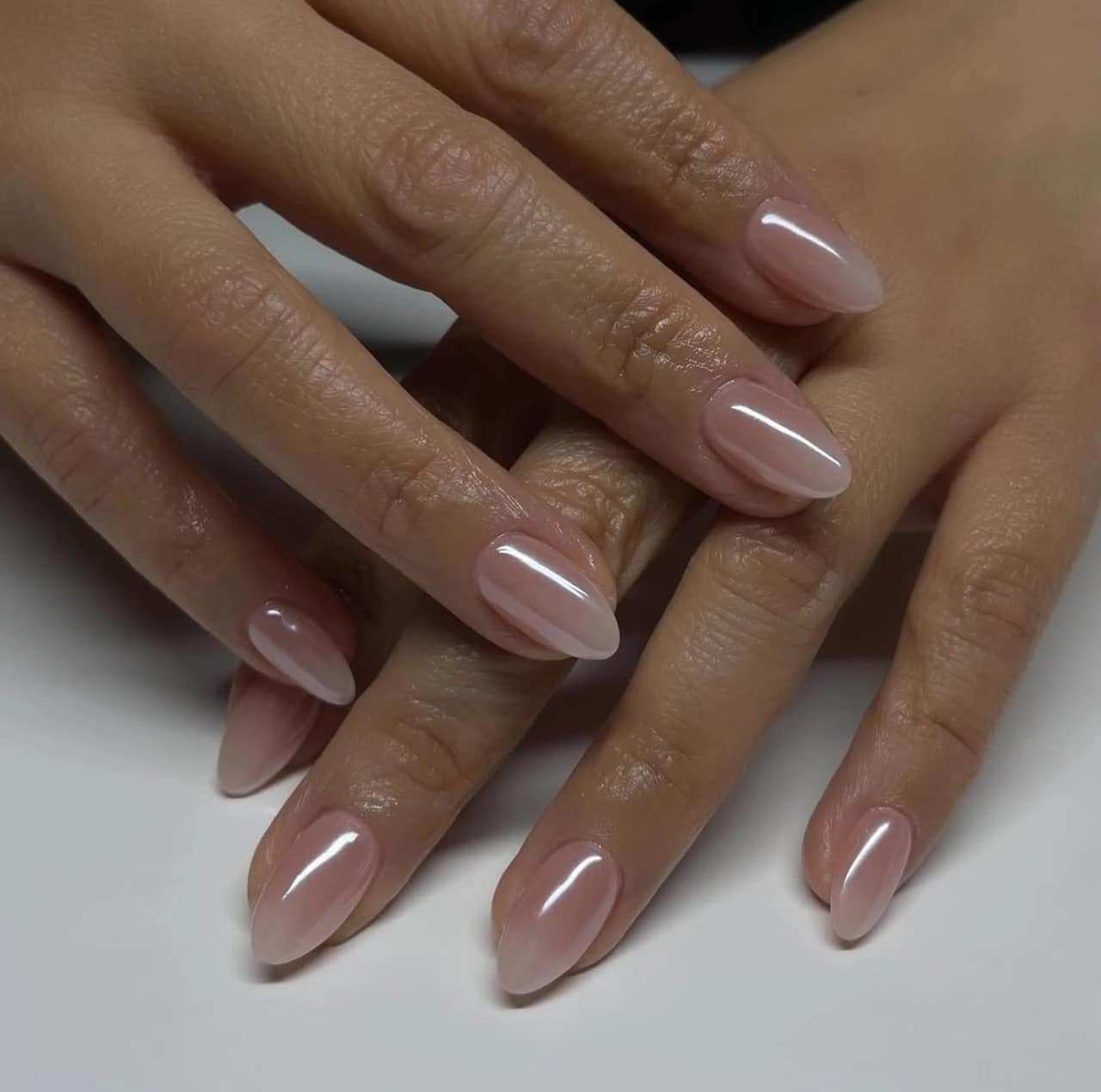 Diseños de uñas acrílicas glaseadas con acabado brillante y efecto natural.