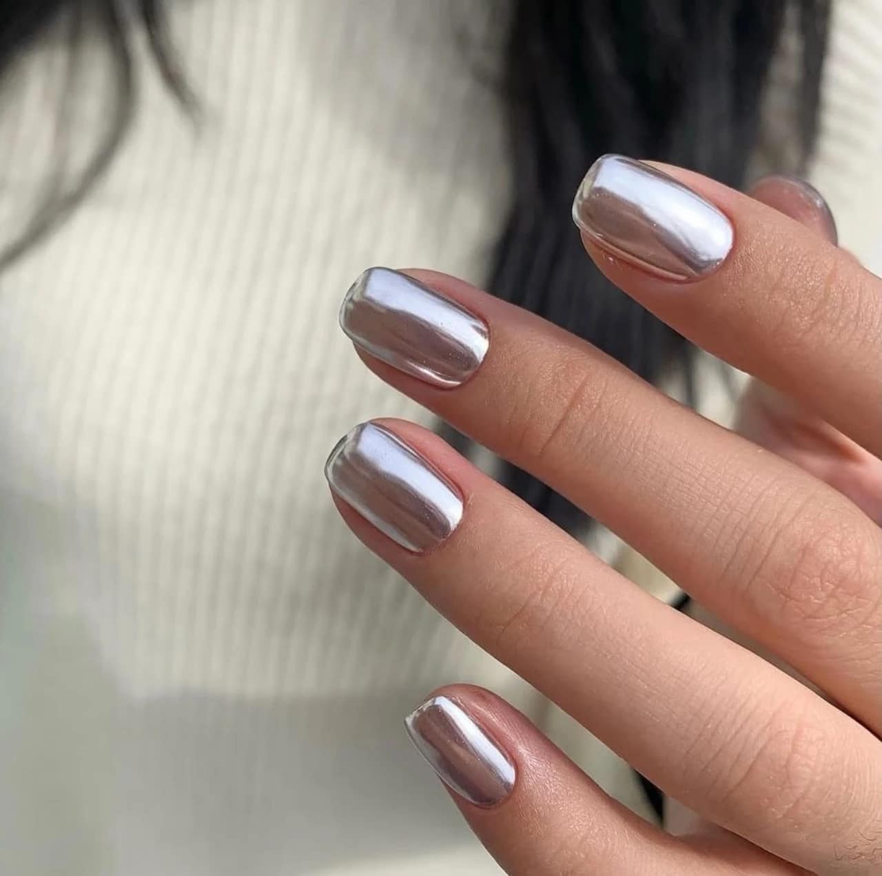 Diseños de uñas acrílicas cromadas plateadas con efecto espejo.