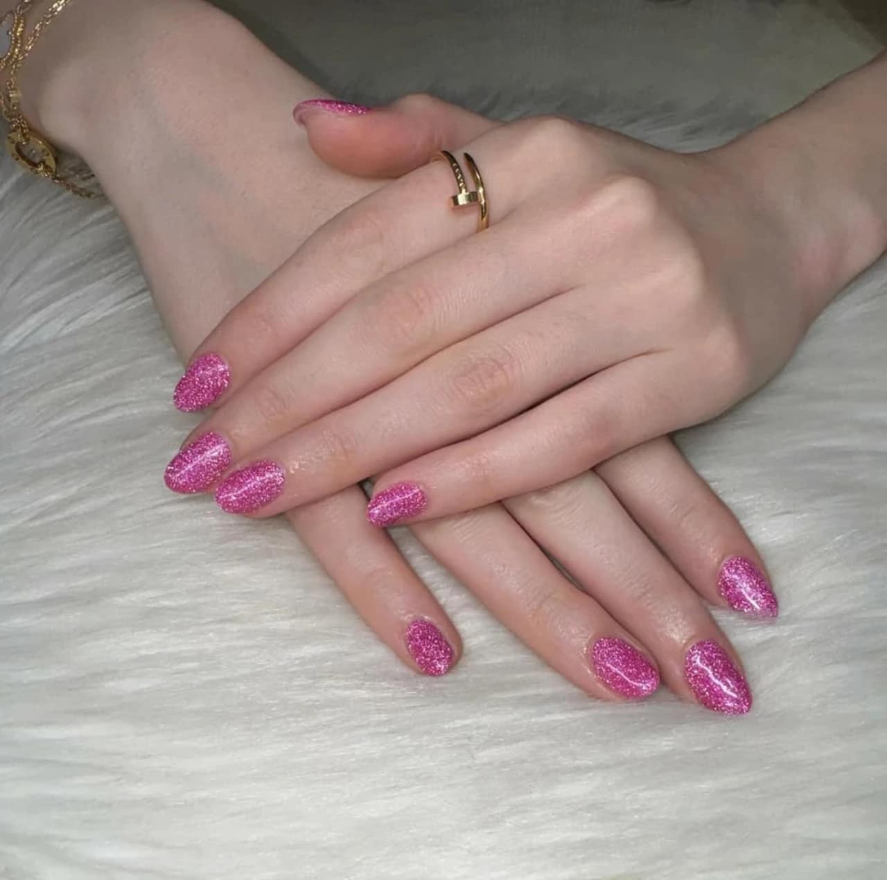 Uñas rosa con destellos brillantes estilo glam.