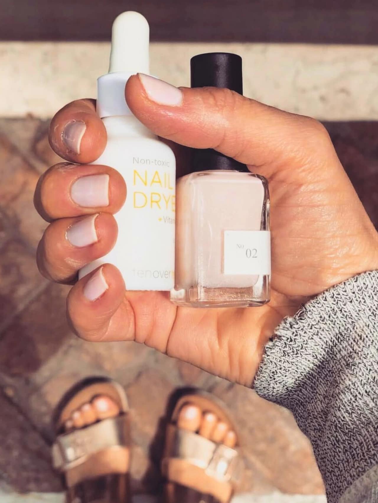 Uñas blancas suaves con Côte Nail Polish No. 2, destacando entre los colores de uñas de invierno en tendencia.