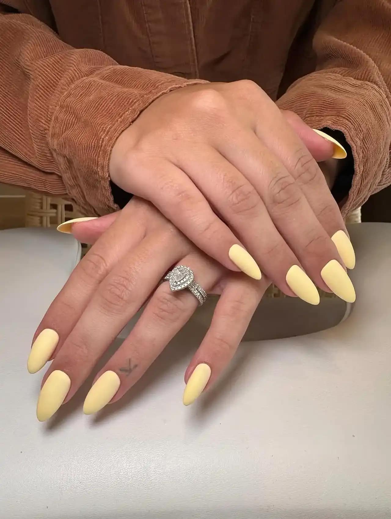 Uñas de Tendencia largas en color amarillo mantequilla con acabado mate