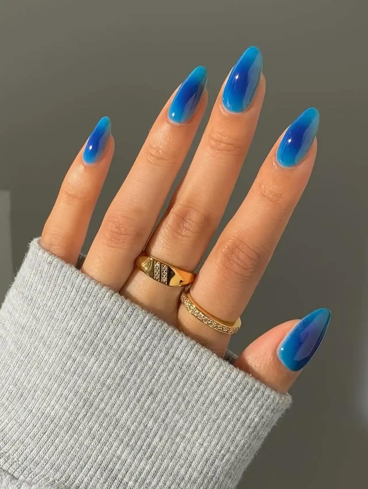 Uñas de Tendencia estilo aura en tonos degradados de azul