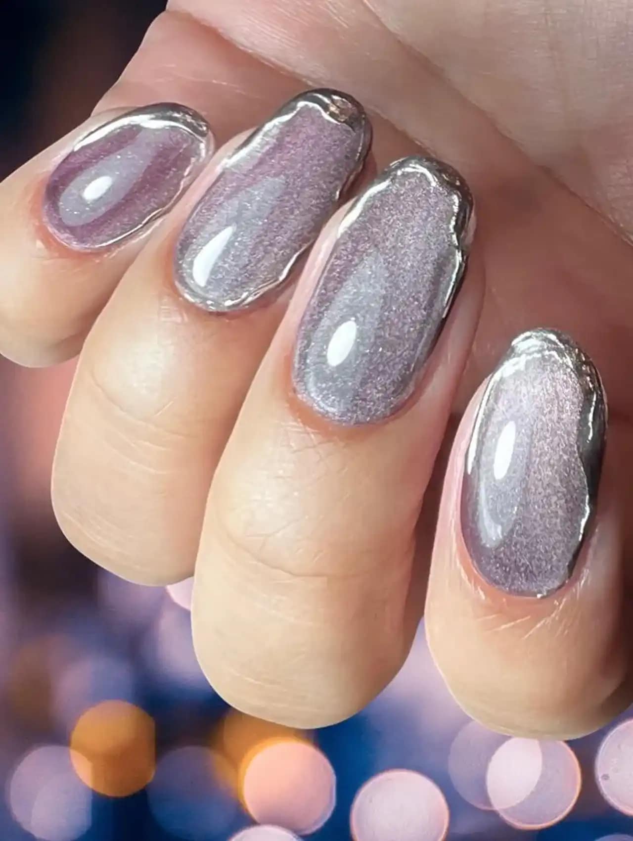Uñas de Tendencia con efecto cromo Cat-Eye en tonos plateados y lilas