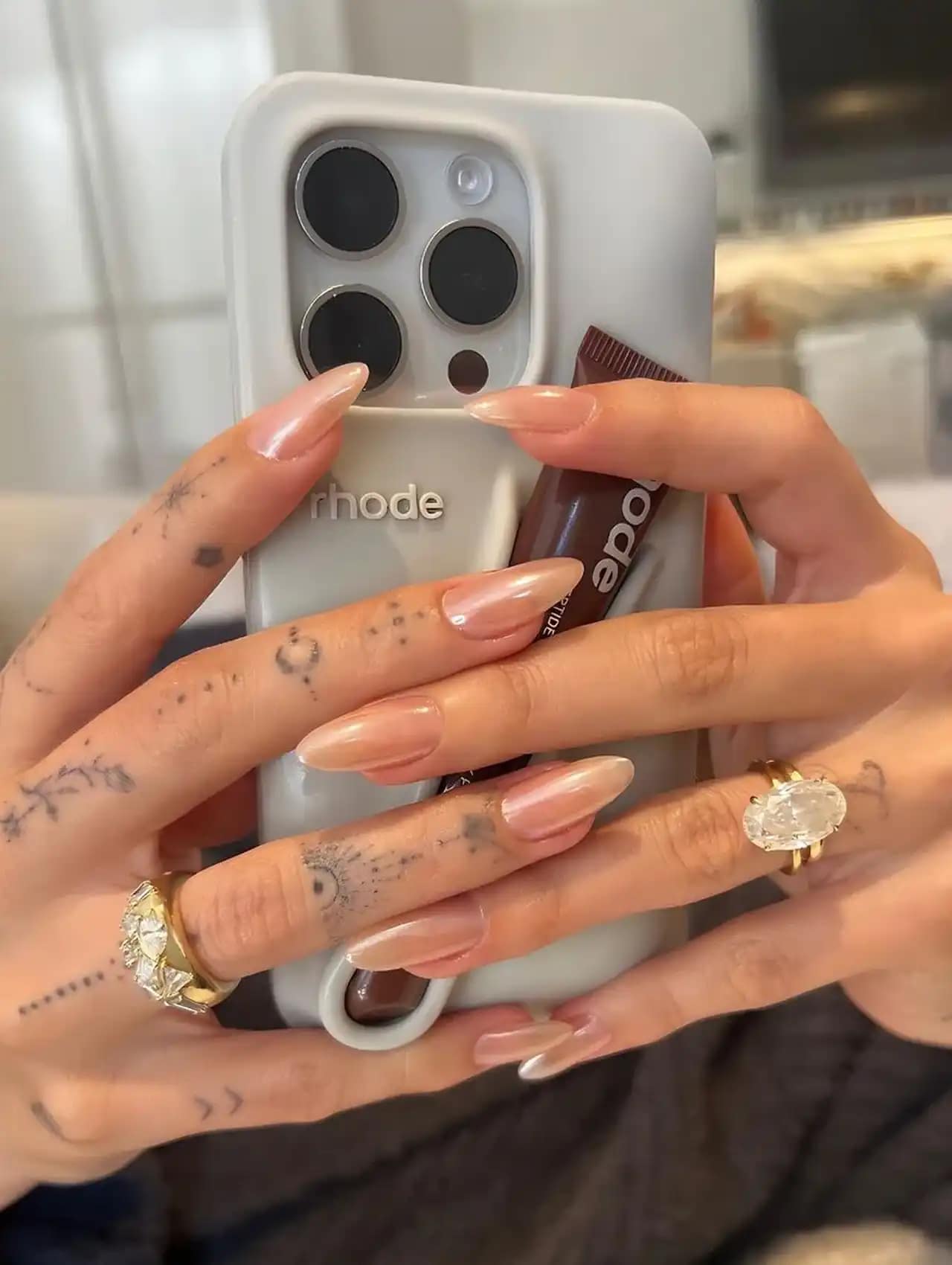 Uñas de Tendencia nude con acabado perlado y brillo sutil